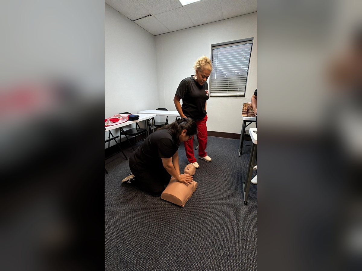 Práctica de RCP en clase de primeros auxilios en ISCERI