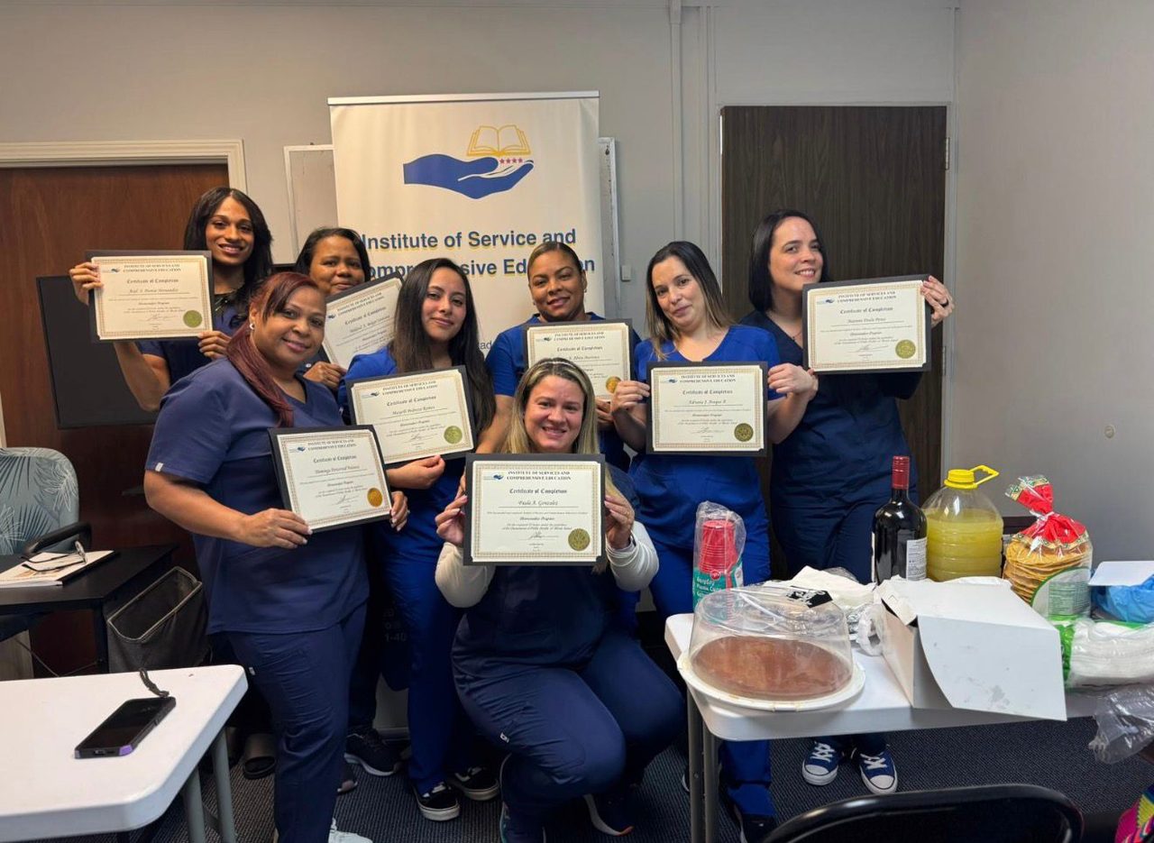 Grupo de graduadas recibiendo sus certificados en ISCERI, Cranston RI
